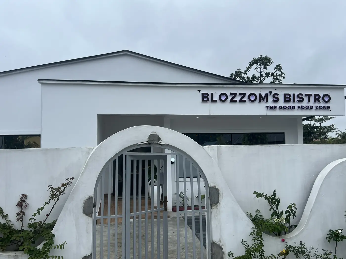 Blozzom's Bistro — service floor
